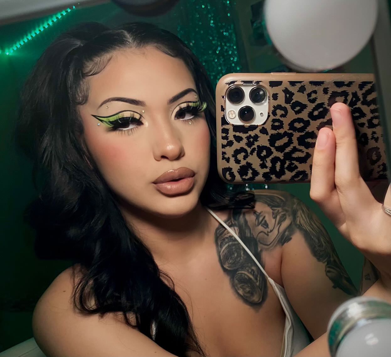 Hustlers Rainbow Eyeshadow Pallete With Mirror